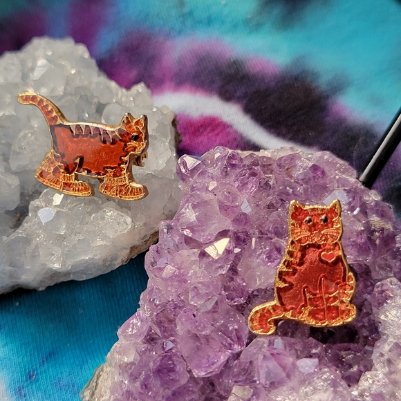 2 small vintage enamel pins with cute Kliban style cats. - Picture 2 of 4